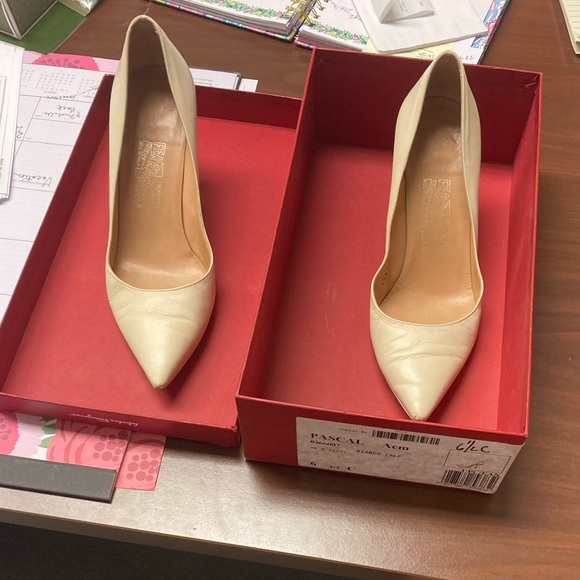 Salvatore Ferragamo Pointed Toe Classic Low Pumps - Picture 2 of 11